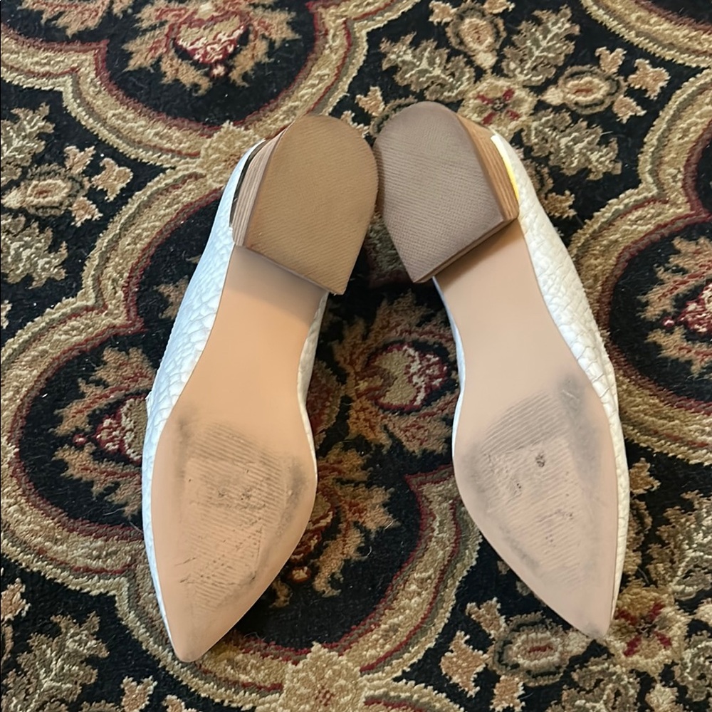 Steve Madden Cream and Gold Flats with Pointed Toe and Textured Design - Picture 6 of 6
